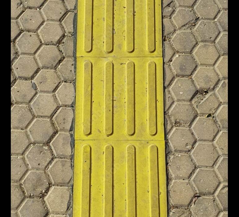 Piso Podotáctil Estriado 30x30cmx37mm - Play Plaza