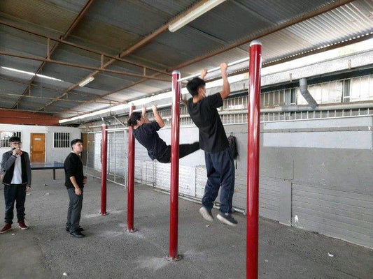 Transformación del Liceo Comercial de San Bernardo con Barras de Calistenia - Play Plaza