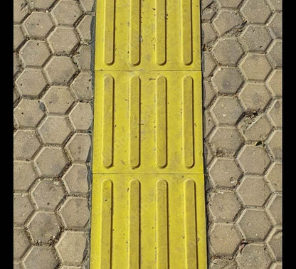 Piso Podotáctil Estriado 30x30cmx37mm - Play Plaza